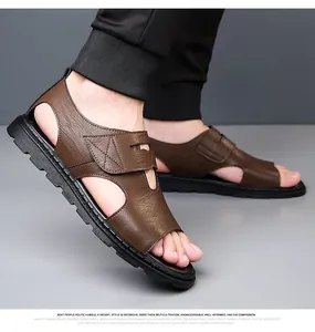Détail de sandales en cuir marron pour hommes avec design ajouré et semelle noire épaisse