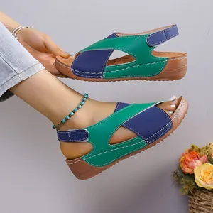 Damen Keilsandaletten im Color-Block-Design mit Klettverschluss und offener Zehe.