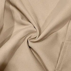 Vue macro du tissu en sergé tissé kaki et des coutures de poche sur le pantalon cargo
