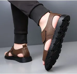 Vue latérale de sandales en cuir marron pour hommes avec semelle noire antidérapante.
