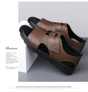 Vue détaillée de sandales en cuir marron pour hommes avec découpes aérées