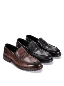 Detailoverzicht van handgemaakte leren herenloafers in bruin en zwart