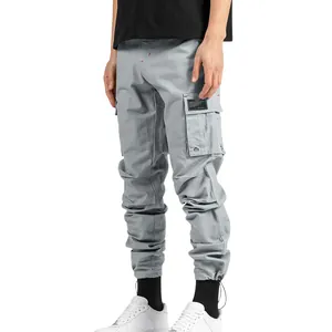 Vue détaillée du pantalon cargo gris clair pour hommes avec plusieurs poches et ourlet