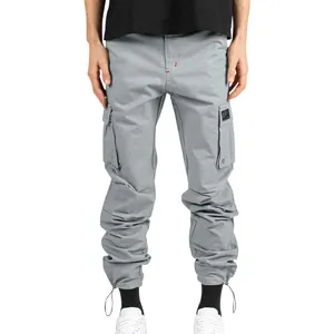 Détail d'un pantalon cargo gris clair pour homme avec poches et chevilles serrées