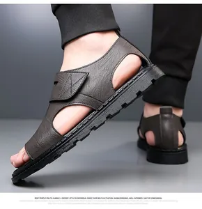 Gros plan de sandales romaines en cuir gris pour hommes au design ajouré respirant
