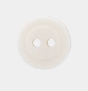 Primo piano di un bottone bianco a 2 fori per qipao in velluto e gilet di lino.