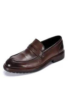 Gedetailleerd overzicht van donkerbruine leren heren penny loafers met stiksels