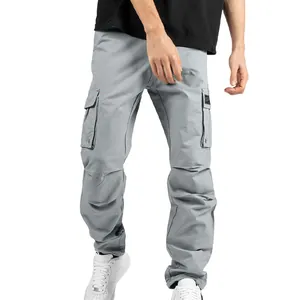 Vue détaillée du pantalon cargo gris clair pour homme en tissu tissé à plusieurs poches