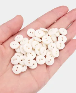 Macro di piccoli bottoni rotondi in resina avorio a due fori per qipao e gilet classici