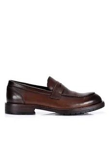 Zijaanzicht van een bruine leren penny loafer met gepolijste afwerking en een stevige profielzool