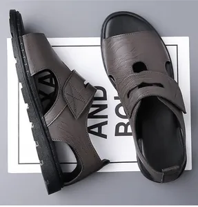 Vue détaillée de dessus de sandales en cuir marron texturé pour hommes sur fond gris