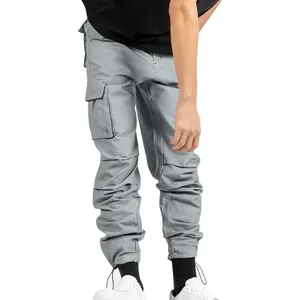 Pantalon cargo gris pour homme avec poches multiples et chevilles resserrées