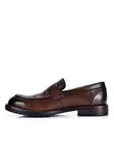 Zijaanzicht van donkerbruine leren herenloafers voor een zakelijke casual look