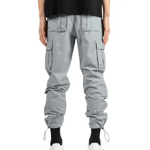 Vue détaillée de pantalon cargo gris pour homme en tissu tissé avec poches et cordons.