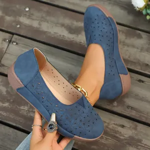 Zapatos planos azules retro con diseño calado y punta redonda para un estilo casual