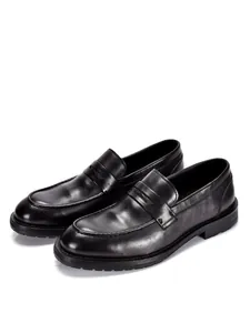 Klassieke zwarte leren penny loafers voor heren in een Britse zakelijke stijl