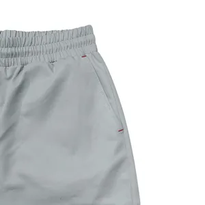 Détail du pantalon cargo gris pour homme montrant la taille et les coutures de poche