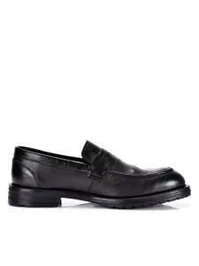 Zijaanzicht van een klassieke zwarte lederen penny loafer voor heren met dikke zool.