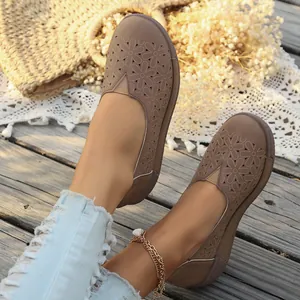 Mocasines planos informales retro para mujer con motivos floraux calados en color taupe
