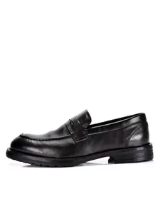 Zijaanzicht van klassieke zwarte leren heren penny loafers van topkwaliteit met zool