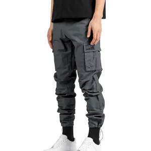 Détail du pantalon cargo gris foncé pour hommes avec poches multiples et revers de jogger