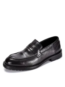 Klassieke zwarte leren penny loafers voor heren met premium afwerking en rubberen zool.