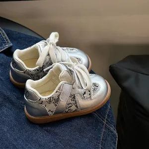 Ademende zilveren metallic kindersneakers met graffitiprint en rubberen zolen voor kids