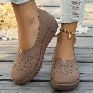 Detalle de los mocasines retro con diseño floral calado con láser para damas elegantes