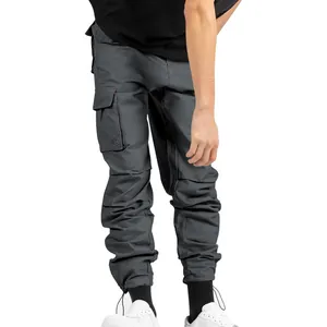 Vue détaillée du pantalon cargo gris foncé pour homme avec poches et bas élastiqués