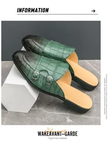 Vue détaillée des mocassins homme verts à motif crocodile, sans talon, à boucles