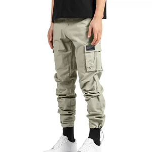 Vue détaillée du pantalon cargo kaki pour hommes avec poches multiples et ourlets