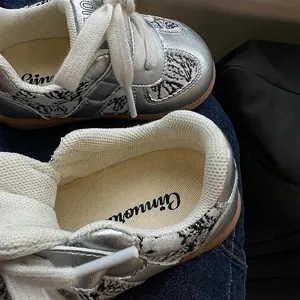 Stijlvolle zilveren sneakers voor peuters met ademende stof en duurzame rubberzool.
