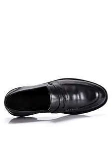 Bovenaanzicht van klassieke zwarte leren loafers met details van de merk binnenzool