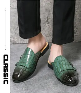 Détail de mocassins sans talon verts pour hommes avec motif crocodile et boucle