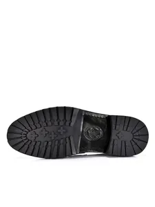 Detail van de handgemaakte leren loafers met duurzame Goodyear-welt zoolconstructie