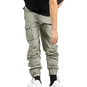 Détail du pantalon cargo pour hommes en vert sauge avec poignets à cordon de serrage
