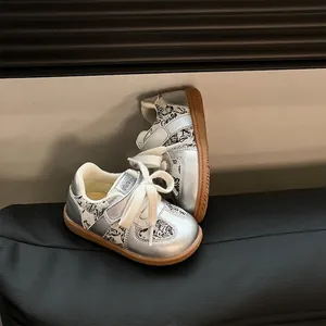 Zilveren metallic peutersneakers met grafische print en rubberen zool voor de herfst