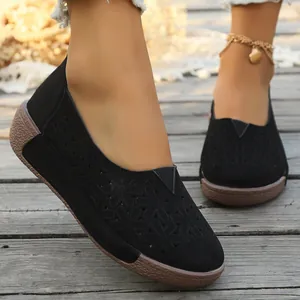 Mocasines planos negros casuales para mujer con patrón de flores caladas y diseño slip-on