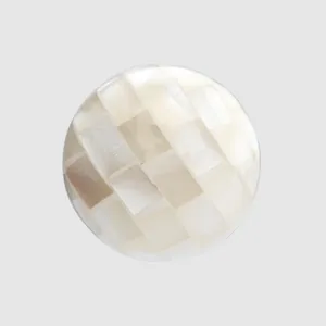 Botón de nácar natural de alta gama con un patrón de mosaico a cuadros muy elegante