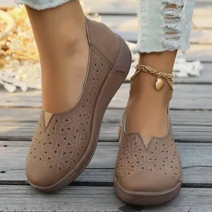 Mocasines planos marrón informales para mujer con calados florales vintage y punta redonda