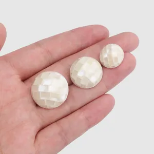 Primer plano de botones de nácar blanco natural con patrón de cuadros