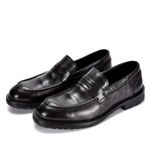 Klassieke zwarte leren penny loafers voor heren in een veelzijdige business casual stijl