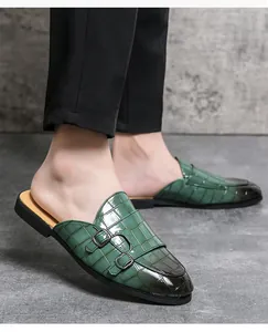 Vue détaillée des mocassins sans talon pour hommes en cuir vert gaufré crocodile