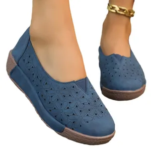 Mocasines retro azules calados para mujer con suela plana cómoda y puntera redonda.