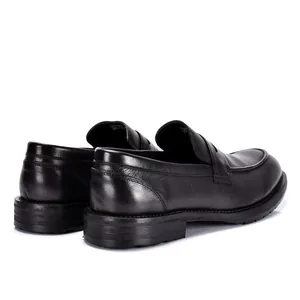 Klassieke zwarte heren loafers van leer in Britse stijl met handgemaakte details