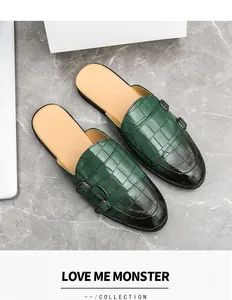 Mules pour hommes vert avec motif crocodile et détails élégants à double boucle.