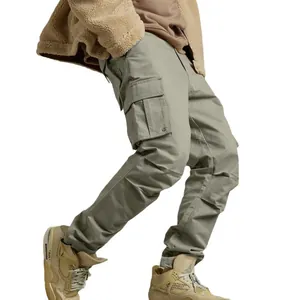 Pantalon cargo homme vert olive multi-poches avec chevilles resserrées et tissu tissé décontracté.