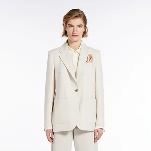 Botón de nácar blanco natural en una elegante americana crema para moda de alta gama.