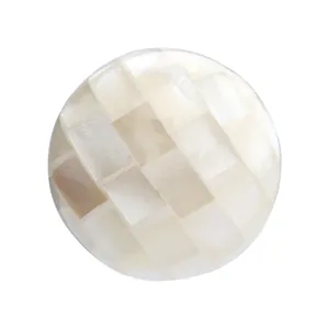 Botón redondo de nácar blanco de alta gama con un diseño de patrón de mosaico a cuadros