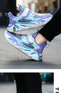 Vista laterale di sneaker in mesh viola per bambine con velcro e suole spesse in gomma